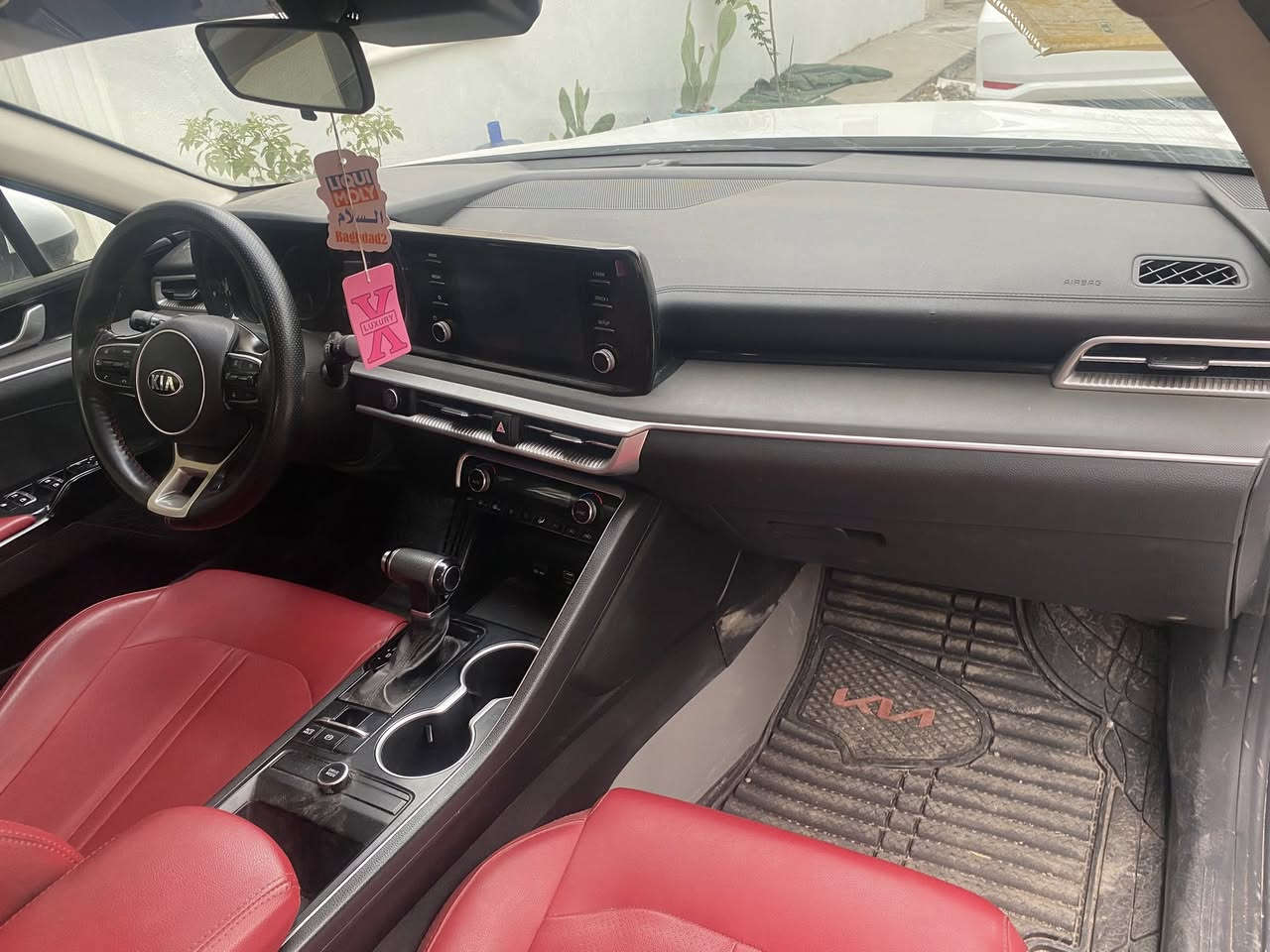 السلام عليكم 
كي فايف مديل 21 ماشيه 60 معوقين بعد سنه ونص وتصير حره وكاله عامه مطلقه وتحويل مضمون 100% 
السياره بدون ايرباك 
عنواني بغداد الطوبجي 
السعر 140
***********
