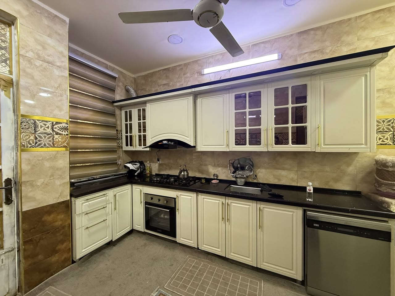 الدار للبيع 🏠 حائط مستقل بناء سنة2022

المساحة 112 م 

الواجهة 5 م

النزال 22 م

(مدخلين) 5 غرف نوم 👌👌👌

الموقع الشعب شارع الاسواق المركزية التجار 🛤️

يحتوي الطابق الارضي على كراج صغير وخدمات خارجية ومغسلة واستقبال ومطبخ معزول حار وبارد ومنور وخدمات وغرفة نوم 

ويحتوي الطابق الثاني على ثلاث غرف نوم وخدمات 

ويحتوي الطابق الثالث على غرفة نوم وبيتونة كبيرة🌦️وسطح

السعر 300 مليون وبي مجال 

للاستفسار اكثر يرجى الاتصال على الرقم التالي متواجد هذا الرقم على (الواتس اب والفايبر والماسنجر (***********))

او الاتصال على الرقم التالي ***********

او زيارة مكتب تبارك للعقار والمقاولات الكائن في شارع الاسواق المركزية قرب مطعم ميامي
