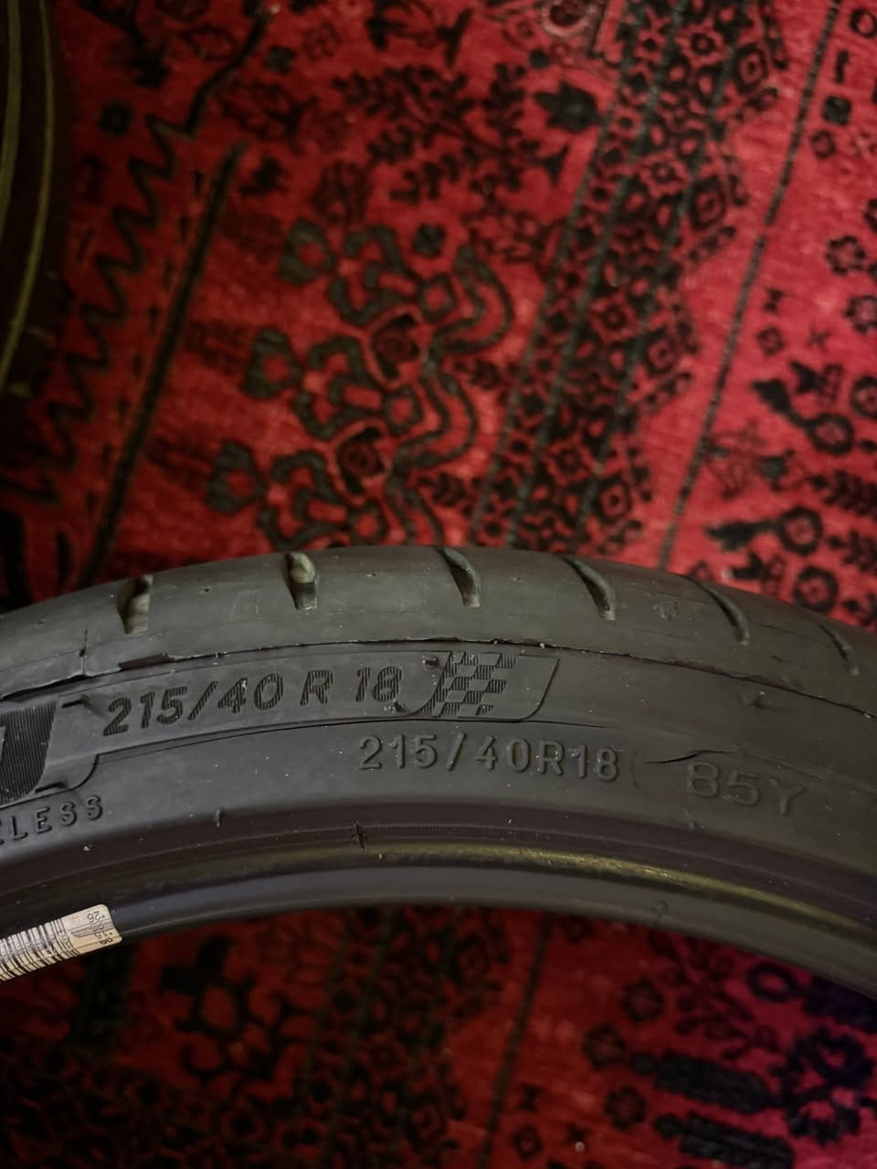 اطارات (تايرات) للبيع  وية السيارة اجني وارد امريكي  واستخدمتهن شهر . 
وتساب - ***********
المواصفات الفنية للإطارات
 • الماركة: Michelin
 • المقاس: 215/40 R18
 • مؤشر الحمولة: 85 (يعني يتحمل حتى 515 كغم تقريبًا لكل إطار)
 • مؤشر السرعة: Y (مناسب لسرعات تصل إلى 300 كم/س)
 • النوع: Radial Tubeless (بدون أنبوب داخلي)
 • فئة الإطارات: High Performance – رياضية للتماسك العالي

شرح المقاس
 • 215 = عرض الإطار بالملم
 • 40 = ارتفاع الجدار الجانبي = 40% من العرض
 • R18 = يركب على جنط 18 إنش  

الأداء والاستخدام

هذا النوع من الإطارات غالبًا من سلسلة Pilot Sport المصممة:
 • للسيارات الرياضية أو السيدان ذات الأداء العالي
 • ثبات قوي في المنعطفات
 • تماسك ممتاز على الطرق الجافة والمبللة
