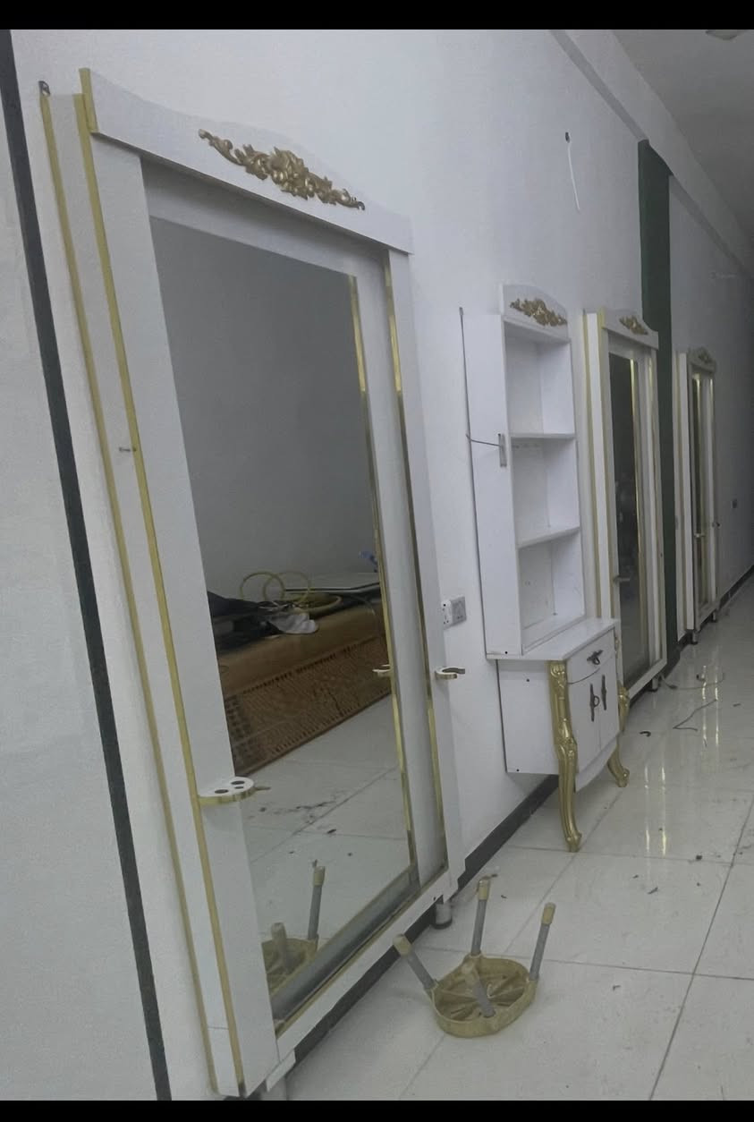 كرسي ملكي شغال كله وجلد نضيف جكات شغاله و3 مرايات سيت  وفاترينه وحده للبيع مكاني بغداد العببدي 
***********
غير متواجد ع نت
