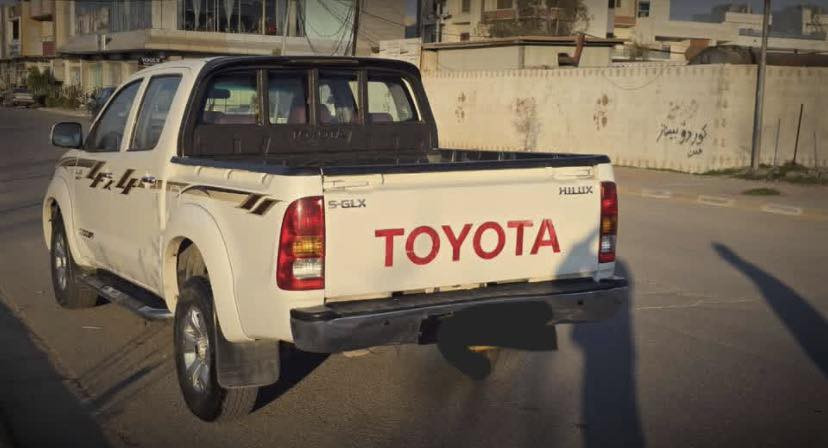 توێتا هایلۆکس مـودیل 2009 سعودی ناو سور  گێر عادی 270km هەقیقی ڕۆشـتووە توند و تۆڵ دەعامی بۆ دەعامی بەشەرت پیش و پشت کەپس دەرگای سایەق و دوای سایەق گۆراوە بیلاد کراوەتەوە سەری سەنەوی بەسەرچووە بەناوی خۆمانەوەیە 230 هەزار غەرامەی لەسەرە دوای مەعامەلە پارەی خۆت وەرگرە سعری 185 مەعامەلە  
***********
