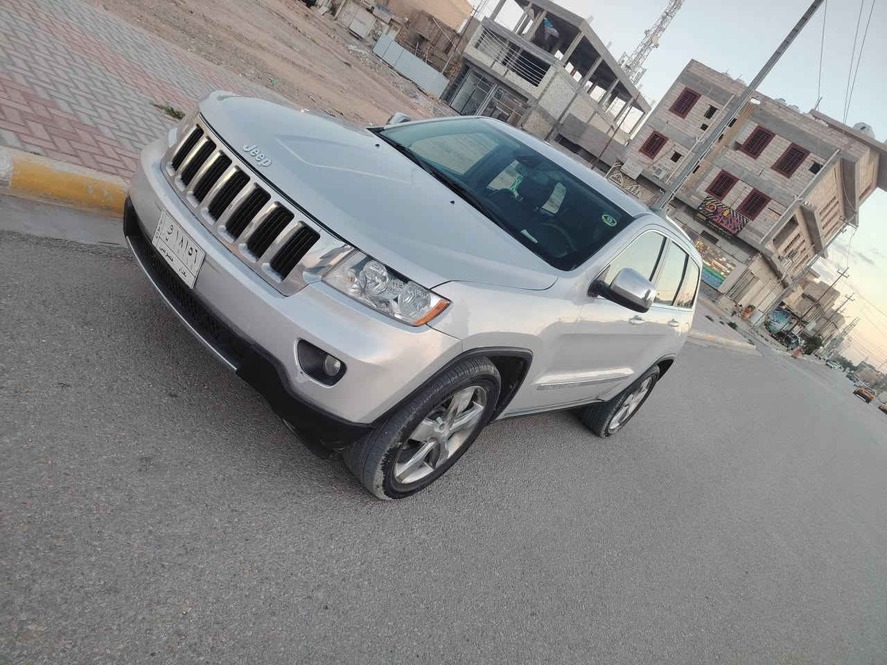 السلام عليكم... 
جيب موديل 2013 وارد امريكي.. 
بيها جاملغ وبنيد بدون دواخل.. 
فول مواصفات... 
ماشية 70 الف.. 
رقم بغداد.. 
مكان السيارة بكربلاء.. 
السعر 158.. 
***********
