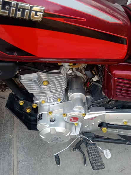 سلام عليكم  دراجه البيع 2024 سيفان محرك 150 5 كير كله شغال برغي مامفتوح دراجه جديده السعر 680 بيه مجال الرقم ***********
