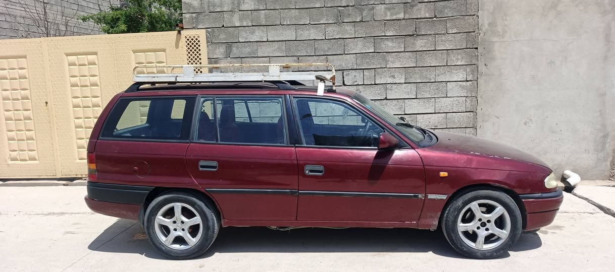 اوبل استر
موديل 95 
بدون ضرار 
دواير ودوسات ما مصلح 
محرك 20 بشرط لا صرف ولا نفخ 
كير تومتيك 
كهربائية شغاله 
سعر 53 وبي مجال 
رقم الهاتف 
***********
***********
