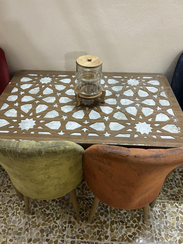 السلام عليكم ميز للبيع معا ٤ كراسي مكاني موصل وادي حجر سعرو ٨٠ الف وبي مجال ***********
