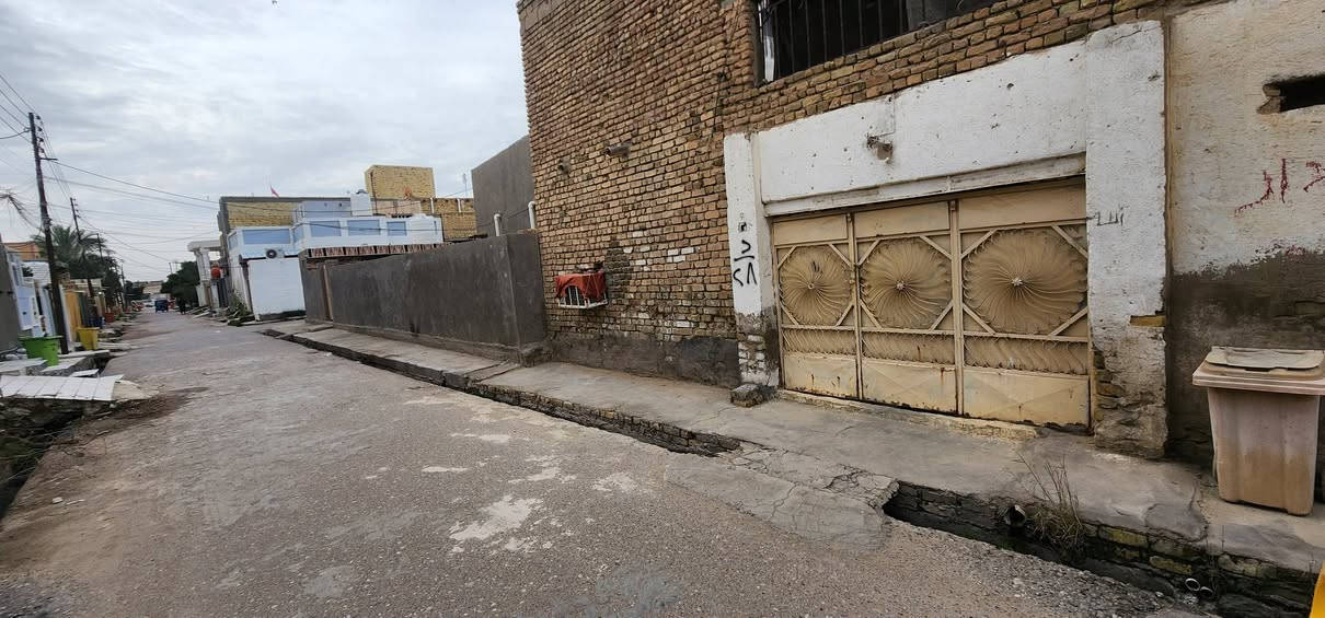 السلام عليكم...
بيت للبيع بعد تقاطع الملعب خلف بيت ابو رتاج الفرع الثاني  المساحة ١٠٨ متر واجهة ٨.٥ امتار بيت بناء قديم لكن نظيف ....
مستعجل على البيع ...السعر ٨٥ مليون وبيه مجال..
***********
