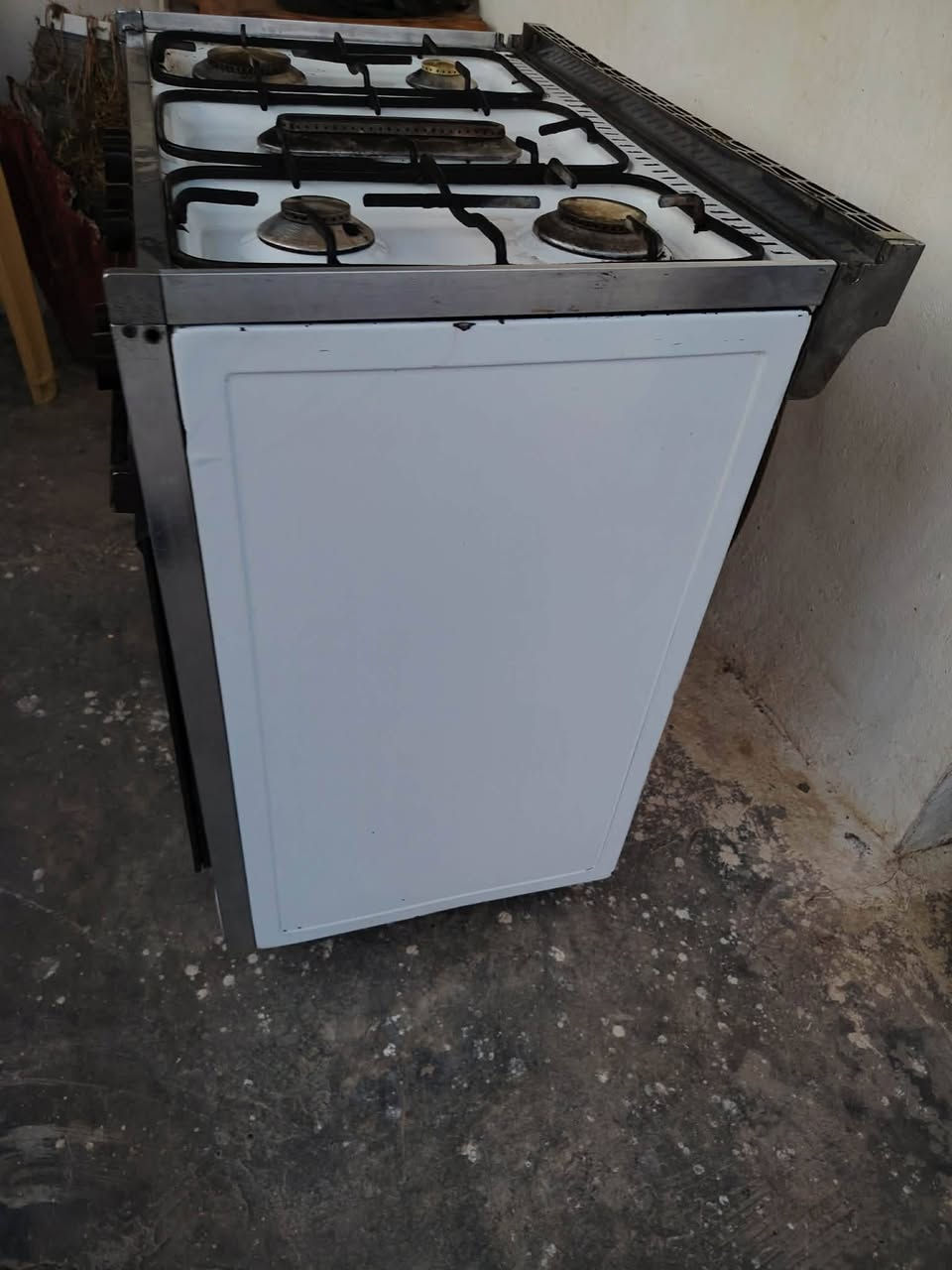 طباخ عشتار نضيف بس فرن ضعيف سعر ٧٥ الاتصال ع رقم تلفون ‏‪***********‬‏
