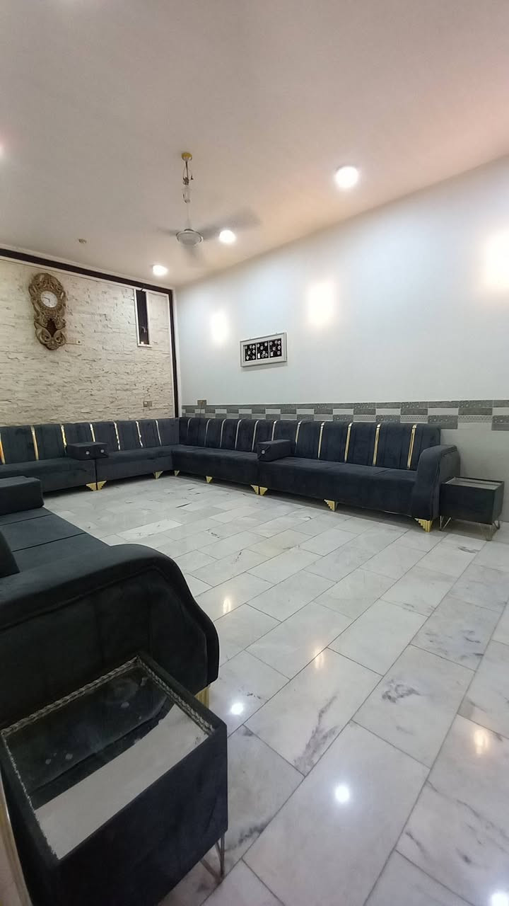 دار للبيع  العنوان شارع 100   بصف التجاري ٢٠ متر عن الشارع    موقع مميز  
..طابو ملك صرف  
المساحه ٢١٠متر  (  واجهه ١٢ م نزال 17 ونص )
محتويات الدار 
غرفتين نوم 
استقبال 
صاله 
مطبخ 
مجمع صحيات  .
 للأستفسار .***********
