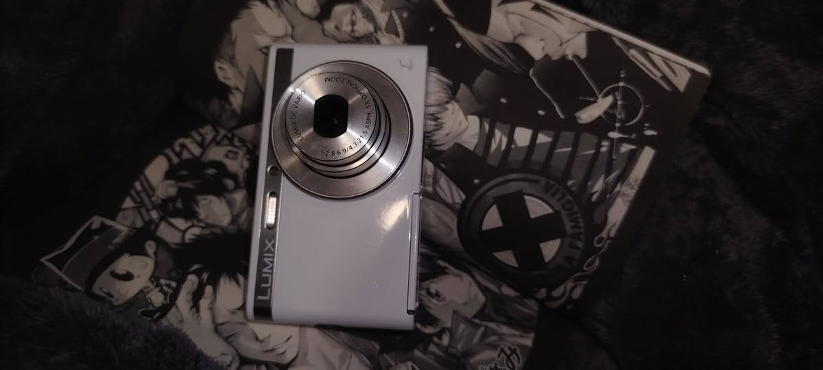📸 كاميرا Panasonic Lumix DMC-XS1 أصلية
لون أبيض أنيق وحجم صغير جدًا وا زووم بصري 5x. وال
الكاميرا نظيفة وحالتها جيدة كما موضح بالصور

ملاحظه : العدسه بيها وسخ

وياها بطارية أصلية Panasonic وكارت ذاكرة SanDisk 32GB.

💰 السعر: 75.000 دينار عراقي

🚚 متوفر خدمة توصيل


**إذا كنت صاحب هذا الإعلان وتريد حذفه لأي سبب، رجاءا أرسل رسالة إلى الدعم الفني**