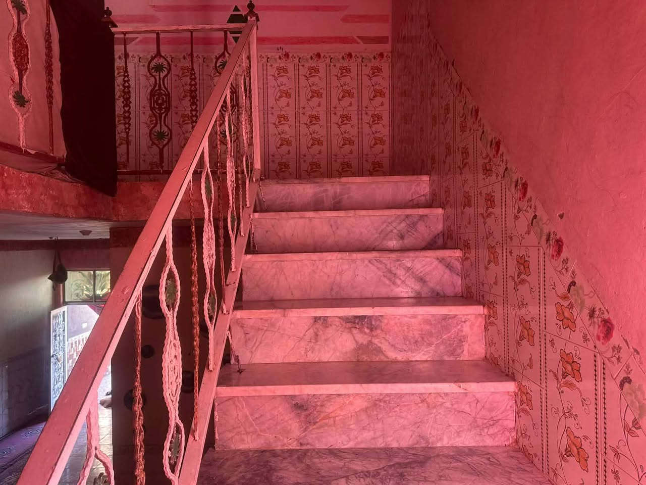 # بيت طابو صرف _بالمنطقة الوركاء - حي الزهراء الاول

                            رقم الإعلان: (12)

رقم العقار : [ 2 / 119 مقاطعه 66 الزبيه]
نوع العقار : ملك صرف 
جنس العقار : بيت ملك صرف  مع كافه الخدمات من ماء وكهرباء ومجاري تبليط ومقرنص وإضافة إلى ان موقع العقار  ممتاز. 
المساحه: ٢٥٠ متر 
تفاصيل البيت :  البيت طابقين يحتوي طابق الاول على غرفتين  والاستقبال و مطبخ و صحيات خارجية  أما طابق الثاني يحتوي على ٤ غرف نوم ومطبخ وصحيات كما هو واضح في الصور كذلك البناء بحاله جيد .  
ملاحظه/ يوجد محل ٤ م × ٥ متر  مع البيت .

يمكنكم التواصل معنا واستقبال عروضكم العقارية 
عبر الأرقام التالية:
📞 الرقم الأول: [***********]
📞 الرقم الثاني: [***********]

📞 للاستفسار - يرجى زيارة - مكتب الميراث للعقارات 
📍 عنوان المكتب: المثنى - قضاء الوركاء - بدايه حي الزهراء
