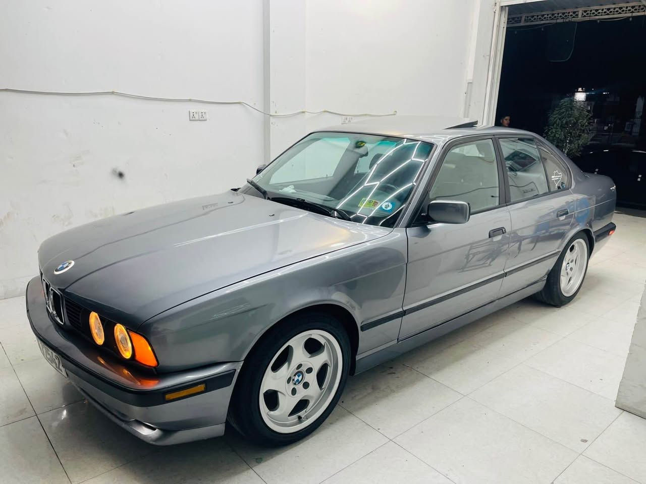 السلام عليكم 
BMW
موديل 1992 
محرك 525 
گير اوتو 
سلايت 
كشن جلد 
كشن كهربائي 
سنويه جديد لحد 2029 
رقم جديد 
تبريد ثلج شرط 
بدون ضرر 
كلشي شغال بي 
فول مواصفات 
مكان كركوك 
*********** كركوك, العراق
