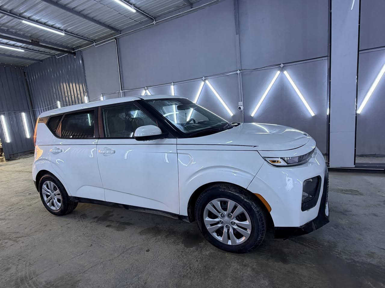 السلام علیکم
كيا صول 
موديل 2020
رقم بغداد مشروع وطني
وارد امريكي
المواصفات
مكينه دوش 2000ما مفتوحه
كامرا شاشه
تحكم جهتين
داخل لونين
سياره حادثه من امريكه طخات بدون لا شاصي ولا لغد بجم كبس ما بي ضربه بيه مكانات صبغ صور الحادث موجوده ويه لمنشور
السعر 118 وبيه مجال بسيط
مكاني بابل ***********
