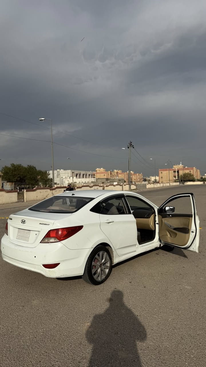 اكسنت  2013 السياره حادثها بيها 3 قطع وبيها باردات ابيع حزام  سياره اكفل شواصيها وقماره وتكم ولغود وحوض تبريد شغال تايرات جديده رقمها مثنى مشروع وطني سنويه صاقطه هاي السنة صالها ١٥ يوم راعيها نجف سياره حدادية 50% سياره سعرها 86وبيها مجال قليل مكانها نجف حي السلام 
***********
