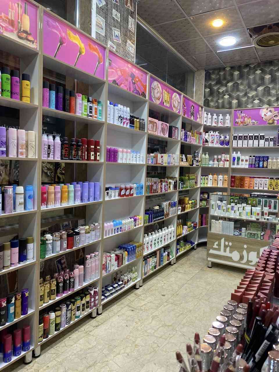 سلام عليكم فاترينات شغل درجه اولى ارتفاع مترين ونص وعرض بيهن متر وبيهن ٩٠ س يعني تفصال المحل جان طوله ٦ متر وعرض ٣ مع طرحيات جام وميز كاشير مال كوزمتك لوكو اناره داخليه   بدون اسم جدد استخدام ٥ اشهر العدد 17 فاترينا عدا زوايا ٢ طرحيات جام عدد ٥ بيع كلهن ماابيع بس وحده لو ثنين  السعر الفاترينه الوحده 60 الف مجال قليل بيها اسعارهن معروفه واني كاتب سعرها جوه السوك بهواي عنواني بغداد العبيدي شارع المحافض 
***********
