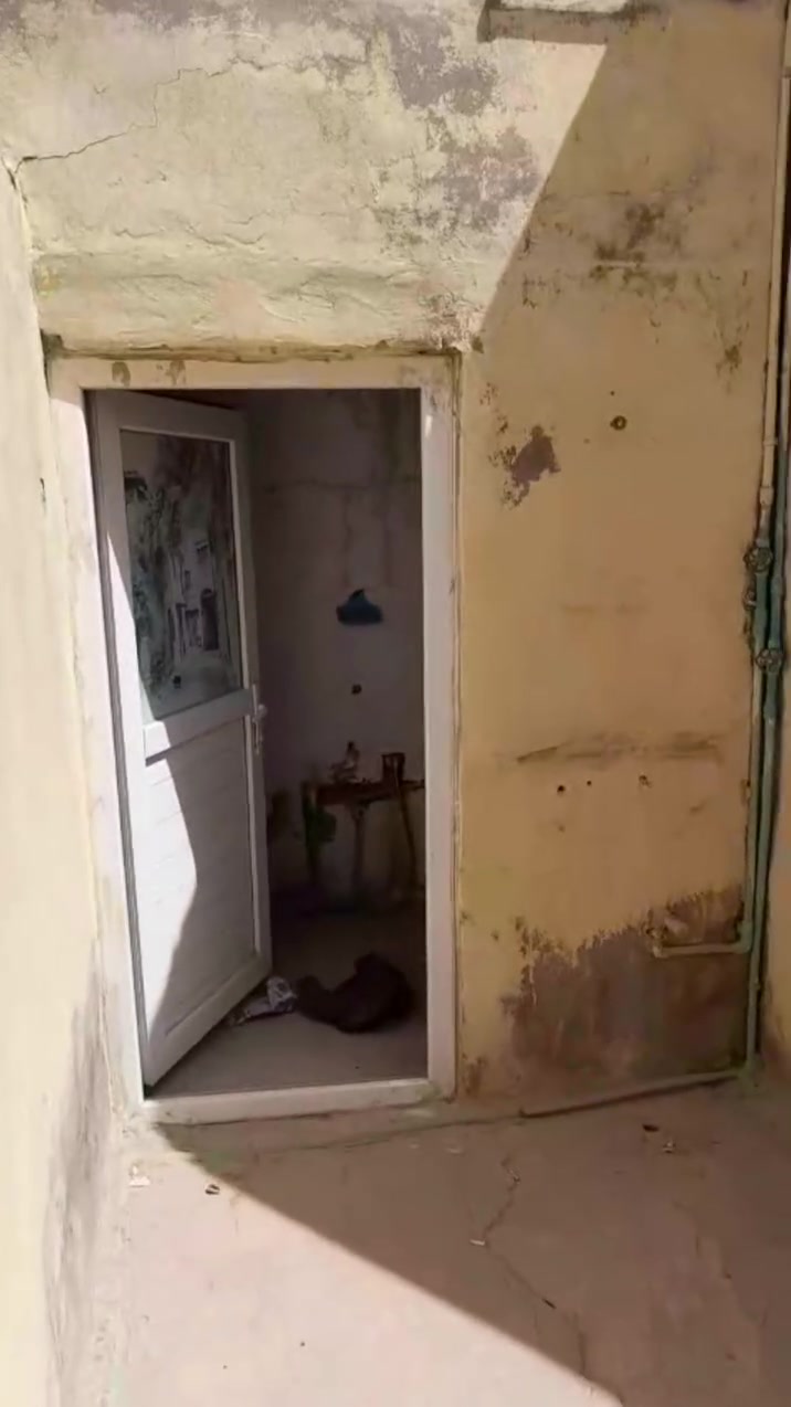 البيت 200متر للبيع شارع المطار القديم مقابل مدرسه انوار السجاد وهذه الرقم ***********
