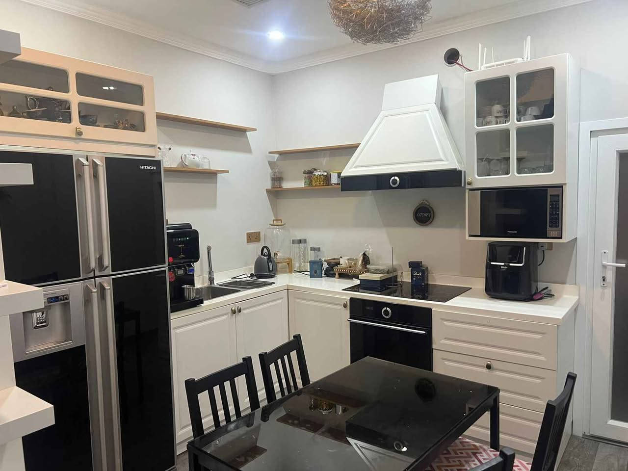 سلام علیکم ئەم کەوانتەرە بۆ فڕۆشتن زۆر تازەو پاکەو بێ کێشەیە 
کەوانتەری متبەخەکە  ٢.٨٠ لایەک لایەکەی تری  ٢.٥٠
کەوانتەری مەساعیدەکە تاکەکانی   بالۆن پریسە  بەلام لاشەی کەوانتەرەکە ئەلەمنیۆمە
(سنگی حاجەت شتن و  خەلاتی سەر سنگ و تەباغی  ) لەگەڵە 
کەوانتەری متبەخەکە بالون پریسە بەلام  هیچ شتیکی لەگەل نیە (بێ حەوزە ستیلەکەیە  بێ مراشەح بێ تەباخ بێ مایکرۆ بێ فڕن بێ سەلاجە )

بۆ زانیاری زیاتر لە وەتسئەپ و ڤایبەر پەیوەندی بکەن
*********** السليمانية, العراق
