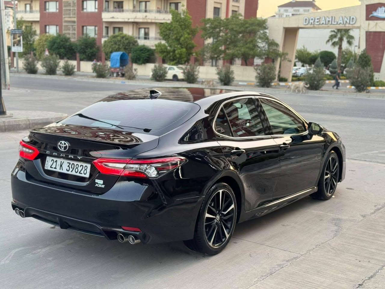 كامري موديل 2021
 امريكي 
فئه ال xse.ماشيه130 الف 
فول مواصفات 1/1
 1 بنوراما 
2 بصمه تشغيل بصمه ابواب تشغيل عن بعد
3دخول ذكي ترحيب 
4 هاند بريك بصمه
1. ثلث انضمه قياده ECO-NORMAL-SPORT 
2. ⁠HOLD
3. ⁠شاشه ترحيب كامري 
4. ⁠شاحن لاسلكي
5. ⁠انارات ترحيب ابواب 
6. ⁠لدات دشبول وابواب
7. ⁠قطعتين تبريد 
8. ⁠داخل احمر 🔥
9. ⁠ثلاجه
10. كشن تدفئه  تحكم جهتين 
11. ⁠لايت زنون عالي ناصي 
12. ⁠ليد خلفي بك لايت 
13. ⁠السياره بيها هواي مواصفات حلوه
14. ⁠ الضرر بيها قطعتين صبغ باب 
15. ⁠سائق وباب الراكب الجهه ثانيه وبيها بارد بسيط ملاحظات بسيطه بجم كبس   
16. ⁠سياره  رقم سليمانيه باسمي  تحويل او وكاله ⁠
17. ⁠ هزه جديده سنويه جديده رقم جديد 
18. ⁠السعر 186 وبيها مجال 
19. ⁠رقم هـ*********** 
20.مكان السياره الانبار الرمادي
