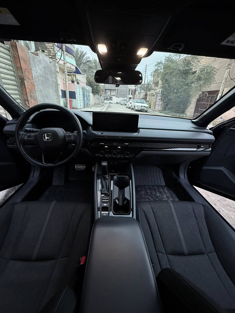 السلام عليكم
هوندا اكورد سبورت هايبرد ٢٠٢٥ 

موصفات فول تجي قطعتين تبريد وشاحن لاسلكي ونقط عمياء وتدفئة بالكشنات سيارة جديدة ماشية ١٣ الف ميل باسمي السيارة كير مكينة وتبريد جديد بعدهي بالاستكراات ما شاء الله حادثه مثل مموضح بالصور تجي وتشوف بعينك ايشي عده حادثه ماكو تفحص وين ميعجبك وبالخدمة سعر /٢٠٥ وبيها مجال ان شاءالله للشراي التواصل على الرقم /*********** مكاني بغداد
