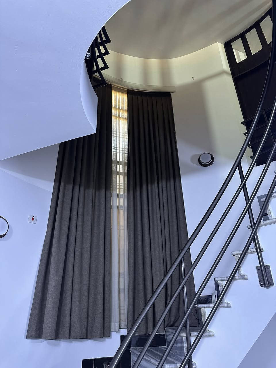 السلام عليكم 
دار للبيع بغداد حي الجهاد المخابرات 
محله 879
مساحه 150 متر 
واجهه 7,5 
نزال 20 
البيت على شارع 20 ورصيفه 5متر بمربع 300 
قريب على شارع 60 
متكون من صاله ضيوف وهول داخلي ومطبخ 
مناور عدد٢ 
حمامات عدد ٤ 
غرف نوم عدد ٣ وحده من عدهم ماستر 
وسطح عدد ٢ 
الاستفسار اتصال 
*********** 
متوفر واتساب
