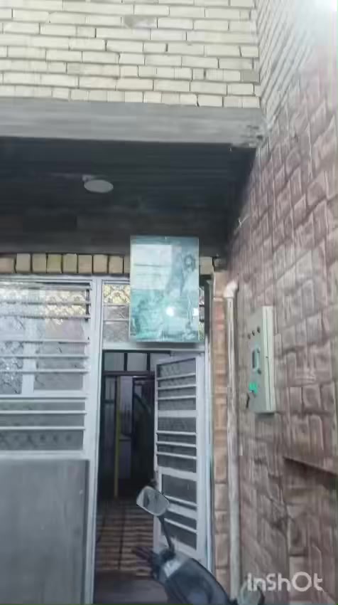 السلام عليكم.                                                           بيت للبيع العنوان مدينة الصدر حي طارق القديم قرب معمل غاز الطارق فرع اسواق الخيرات بناء درجه اولى رفت وصب مسلح البناء طابوق بيت درجه اولى غرفتين نوم وصاله كبيره وديوانيه ٦امتار البيت جاهز سيراميك وكاشي اضافه الى سطحين بلمستقبل يصير بي ٤غرف اضافه الى مطبخين حار وبارد  
للتواصل مع رقم صاحبه ‏***********
