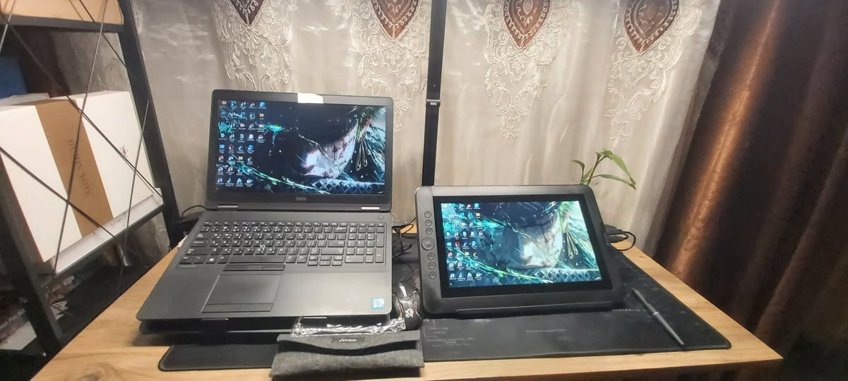 السلام عليكم 
تاب رسم ARTISUL D13S

 • الشركة المصنعة: ‎Artisul من UC-Logic

الشاشة:
- حجم الشاشة: 13.3 بوصة
- دقة الشاشة: 1920 × 1080 (16:9)
- نوع الشاشة: IPS
- سطوع الشاشة: 300cd/m2
- زمن الاستجابة: 19 مللي ثانية

القلم:

- تقنية القلم: الرنين الكهرومغناطيسي بدون بطارية
- مستوى الضغط: 8192
- دقة القلم: 5080 خطًا في البوصة
- معدل التقرير: 233PPS

الواجهات والمنافذ:

- واجهة الإدخال: Mini HDMI، Micro USB
- واجهة الإخراج: USB-A 2.0، HDMI 1.4، الطاقة

المواصفات الأخرى:

- الأبعاد: 389 × 250.7 × 14 مم
- الوزن الصافي: 1.1 كجم

دعم نظام التشغيل:

- Windows 7 أو أحدث
- macOS 10.12 أو أحدث


**إذا كنت صاحب هذا الإعلان وتريد حذفه لأي سبب، رجاءا أرسل رسالة إلى الدعم الفني**