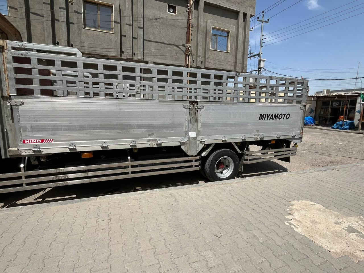 هينو انكر للبيع مكينه 80فول عادي خط واحد 6وربع بلاد رقم بصره انكليزي 4قطع بديه تخم تاير خلفي 19ونص امامي 17ونص سياره جديده مكانه بلبصره /***********/***********/سعره (٢٣٠) بيه مجال
