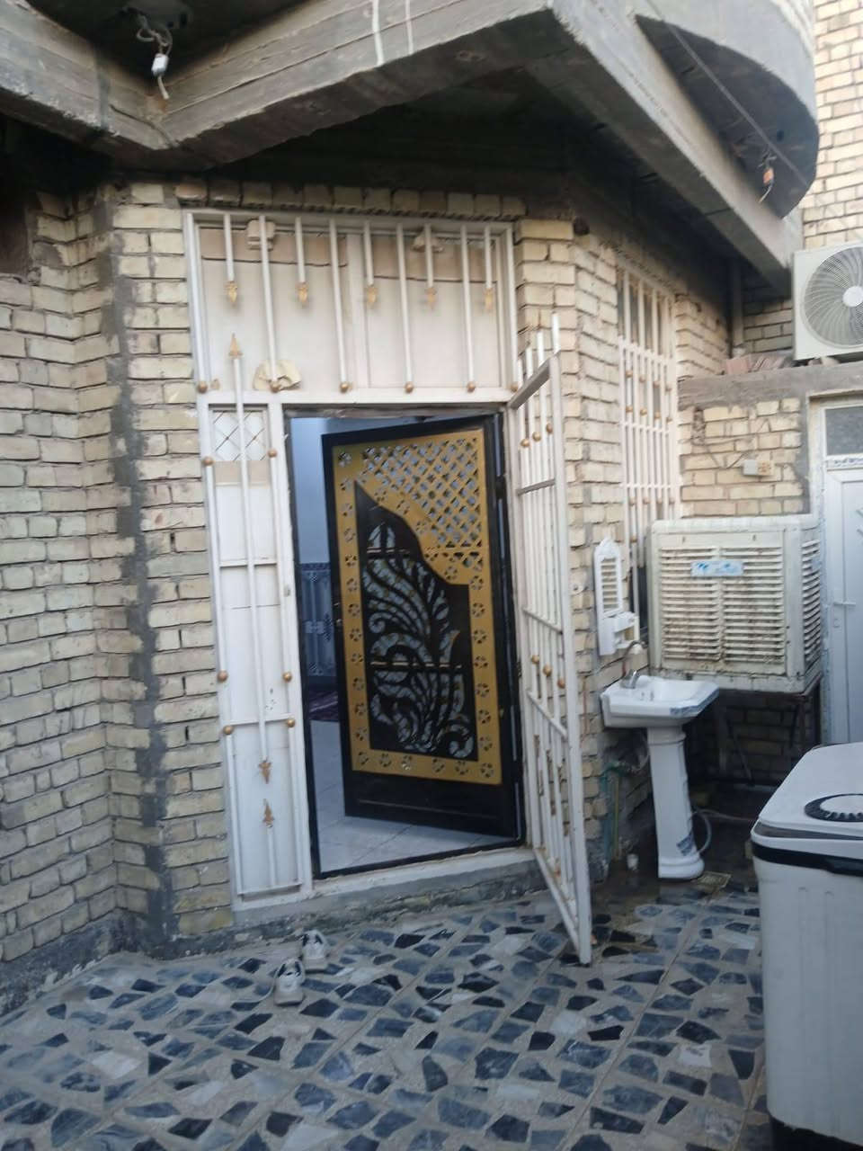 دار  طابقين مساحه ١٢٠ متر في حي الصديق واجهه ٩،٥م نزال ١٣م بطن الركن ( رقم العقار ٨٢٨ )  شارع ١٠م بدايه المنطقه...يحتوي على ٣ غرف نوم مع استقبال مع مطبخ مع حولي مع مناور مع خدمات
مكتب الشاكرين للعقار 
***********📲
***********📞
ابي غريب-حي الصديق-الشارع الرئيسي..
