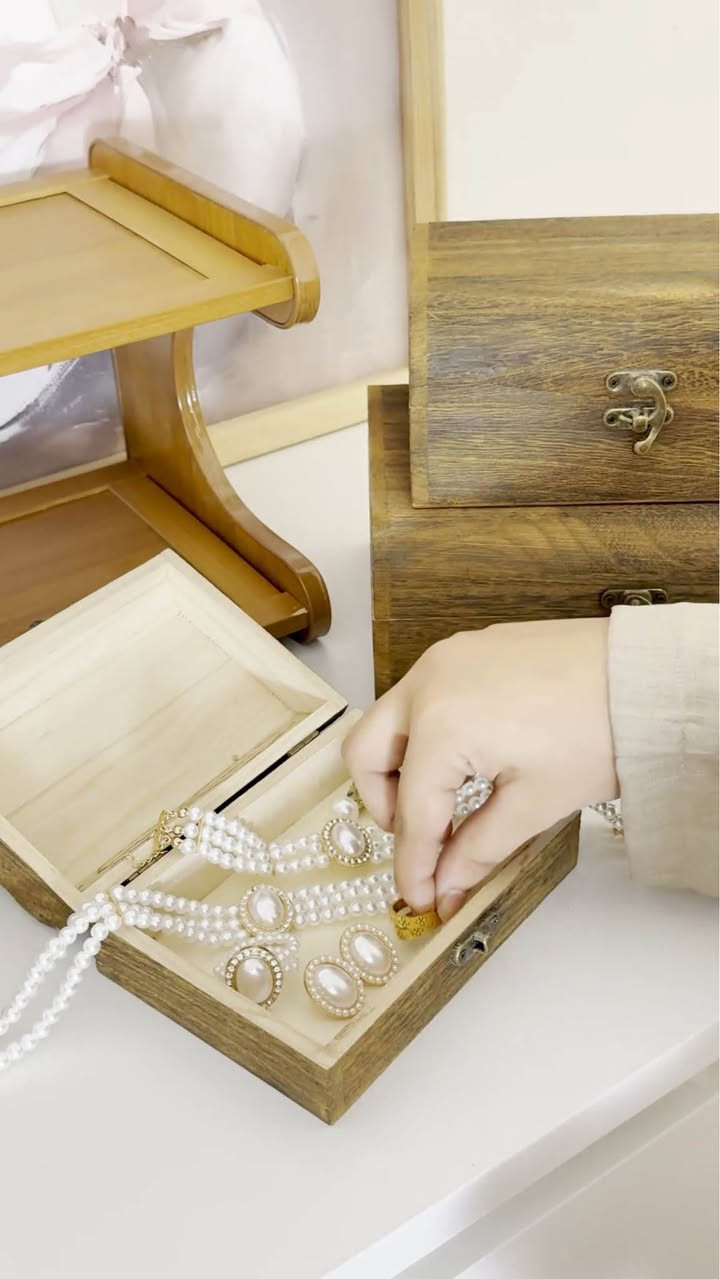 ✨ طقم صناديق خشبية فاخرة بثلاثة أحجام ✨

تصميم كلاسيكي يضيف لمسة دافئة وأناقة طبيعية لأي زاوية في البيت 🌿

مثالية لحفظ الإكسسوارات، المجوهرات، الذكريات أو حتى كهدايا مميزة 🎁

مصنوعة من خشب طبيعي بلمسة فنية راقية وإغلاق معدني متين 🔒

صغيرة.. أنيقة.. وتجمع بين الجمال والفائدة 💫

اختيار مثالي لعشّاق التفاصيل الكلاسيكية والديكور البسيط 🤎 بغداد, العراق


**إذا كنت صاحب هذا الإعلان وتريد حذفه لأي سبب، رجاءا أرسل رسالة إلى الدعم الفني**