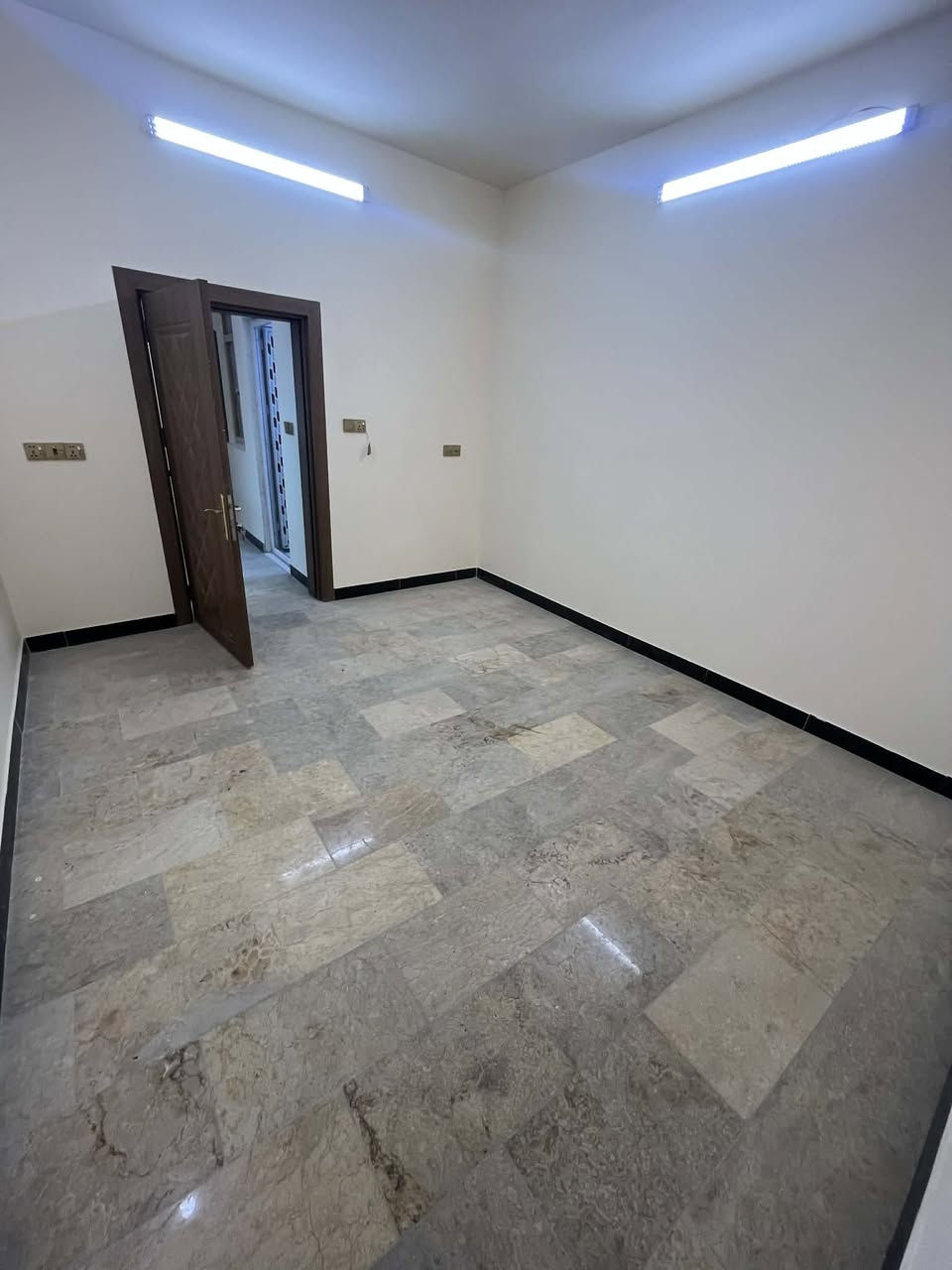 📍المنصور الداوودي محلة 613 

دار للبيع مساحة 50 متر 

تفاصيلة : صالة - مطبخ - صحيات عدد 2 + 3 غرف نوم 

تاريخ البناء : 2023

عرض الشارع : 12 متر 

واجهة البيت : 4 متر 

يوجد تصوير فديو كامل على الواتساب 🤳 

للاستفسار اكثر اتصال + واتساب : 

***********
