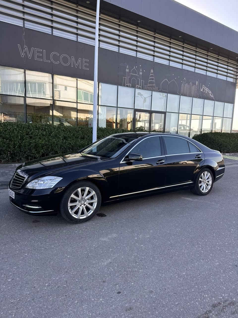للبيع، سياره مرسيدس S-Class S350 موديل 2012. السياره بحاله الوكاله تماما، خاليه من الصبغ والحوادث، واستخدام شخصي نظيف جدا. تتميز بمواصفات كامله من فل اوبشن، تشمل سقف بانوراما، نظام داتا شو وناظور ليلي، مقاعد كهربائيه، ابواب بصمه، صندوق كهربائي، وابواب شفط، بالاضافه الى حساسات اماميه وخلفيه وكاميرا. السعر 23,500 دولار للاستفسار، يرجى التواصل على الرقم *********** علما بان السياره رقم أربيل الجديد
