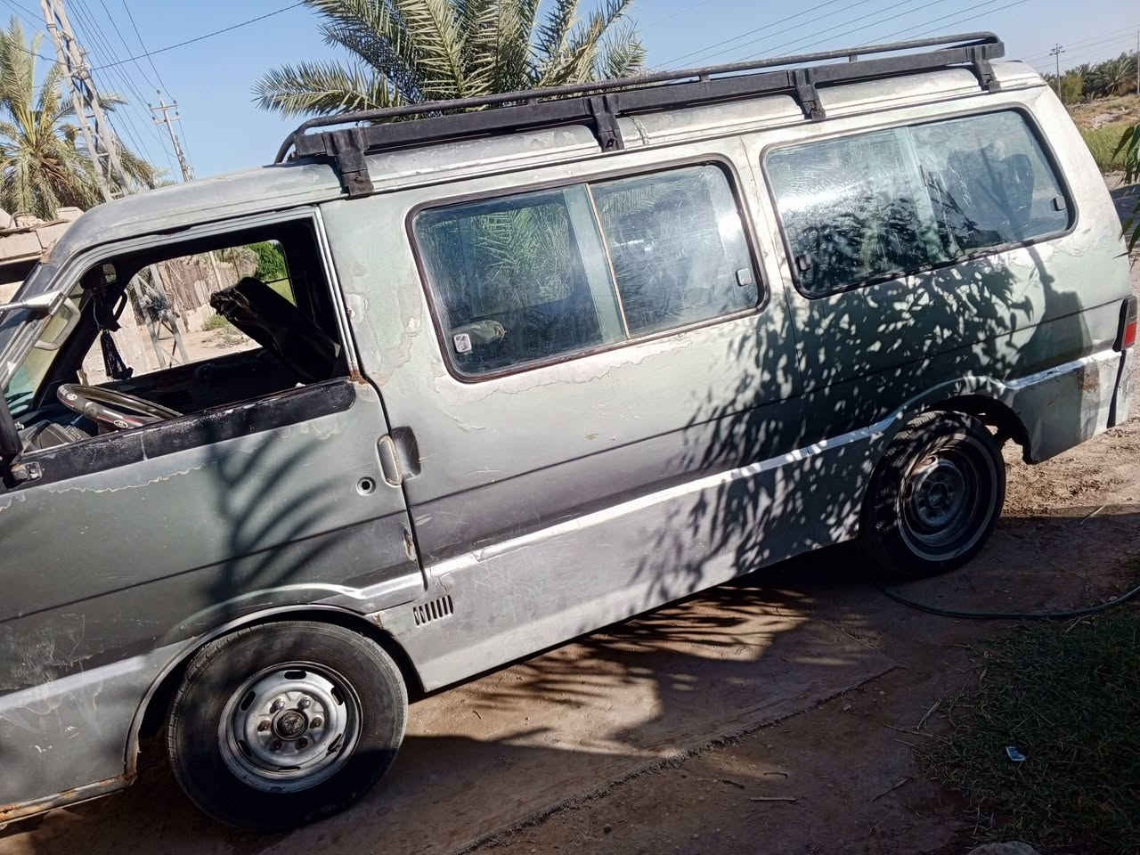 من رخصه رئيس الكروب كيا بسته موديل 93 السنويه نهايه 28 شهر الثامن رقم الماني محرك كير اكسن مكفولات مراوس بسياره تاكسي خصوصي اي شيء بسكون مكفوله حسب القناعه الرقم الموبايل***********
