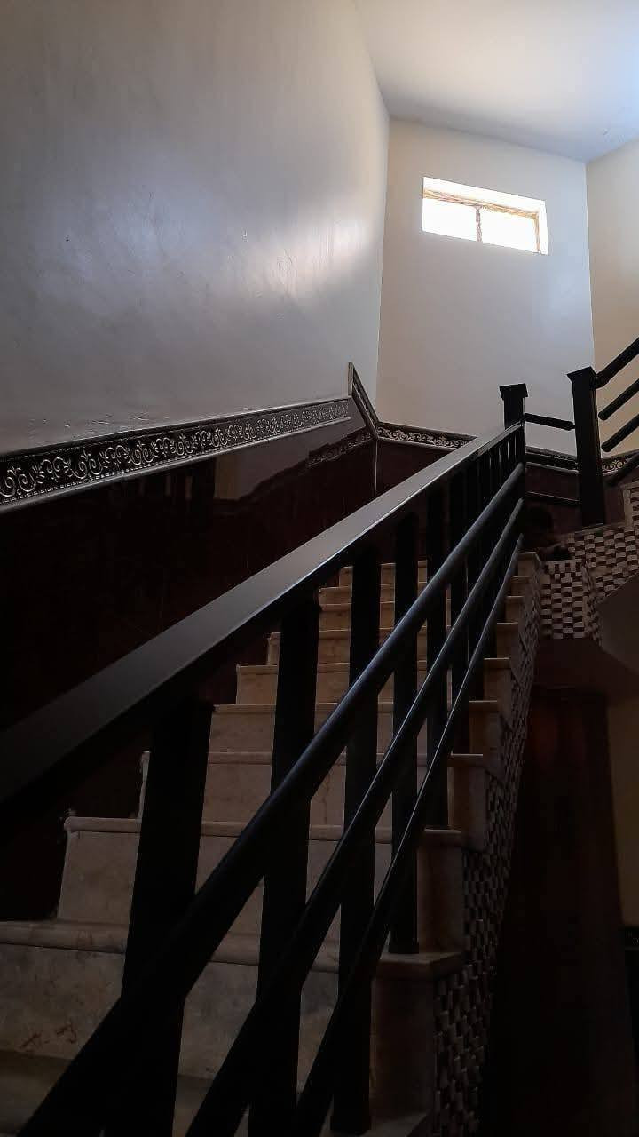 ياالله
سلام عليكم
الدار البيع طابو صرف مساحه ((١٦٥ )) متر
حي فنانين عل سايدين طابق ونص 
يحتوي على استقبال وصاله ومطبخ وغرفتين نوم 
وصحيات داخليه واخارجيه
سعر 100وبي مجال
***********
*********** 
اخوكم ابو عراق الحلفي.... عمارة, ميسان
