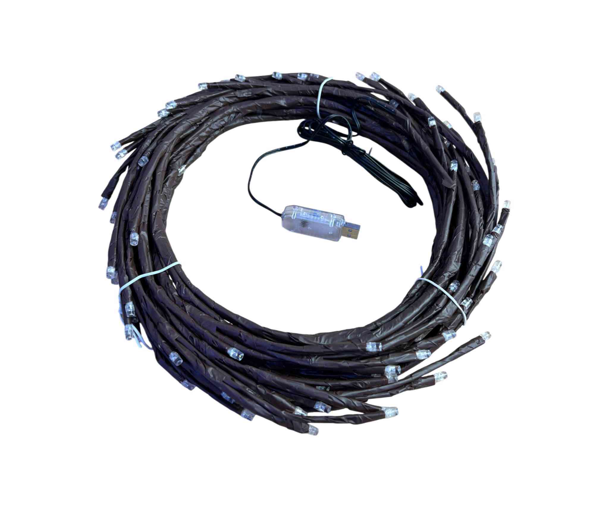 السعر 19الف دينار التوصيل 5 الاف
إنارة جدارية بشكل شجرة

الاستخدامات

مثالية لتزيين الجدران، الغرف، الممرات، والمداخل.

تضيف أجواء دافئة ورومانسية للمنازل والمقاهي والمناسبات.

مناسبة لتزيين جدران التصوير أو زوايا الديكور الحديثة.

يمكن استخدامها كإضاءة ليلية ناعمة ومريحة للعين.

المميزات

تصميم مبتكر يشبه فروع الأشجار بإضاءة LED دافئة تمنح لمسة طبيعية وجمالية.

تعمل بوصلة USB، مما يسمح بتوصيلها مع أي باور بانك أو شاحن أو كمبيوتر.

مزودة بزر تشغيل مدمج في السلك للتحكم السريع بالإضاءة.

سلك مرن ومتين بلون بني بطول حوالي 2 متر يمكن تشكيله وتثبيته بسهولة.

إضاءة موفرة للطاقة وآمنة للاستخدام لفترات طويلة.

خامات مقاومة للاستخدام الداخلي والخارجي الجزئي (بعيدًا عن الماء المباشر).

مميزات ريموت التحكم

أزرار تشغيل – توقيت – إيقاف.

8 أوضاع إضاءة مختلفة (Flashing – Fading – Steady وغيرها).

إمكانية التحكم في درجة السطوع (DIM):

- زر "+" لزيادة السطوع
- زر "–" لتخفيف السطوع

ميزة المؤقت TIMER لإضاءة تلقائية دون الحاجة للتشغيل المستمر.

محتويات الصندوق

شريط إنارة LED على شكل فروع شجرة بطول 2 متر.

سلك تشغيل USB مع زر تحكم.

ريموت تحكم لاسلكي متعدد الوظائف.

الملاحظات

يُفضّل تثبيته باستخدام مشابك صغيرة أو لاصق خفيف على الجدران الملساء.

تجنّب ملامسته للماء أو الرطوبة العالية للحفاظ على عمره. بغداد, العراق


**إذا كنت صاحب هذا الإعلان وتريد حذفه لأي سبب، رجاءا أرسل رسالة إلى الدعم الفني**