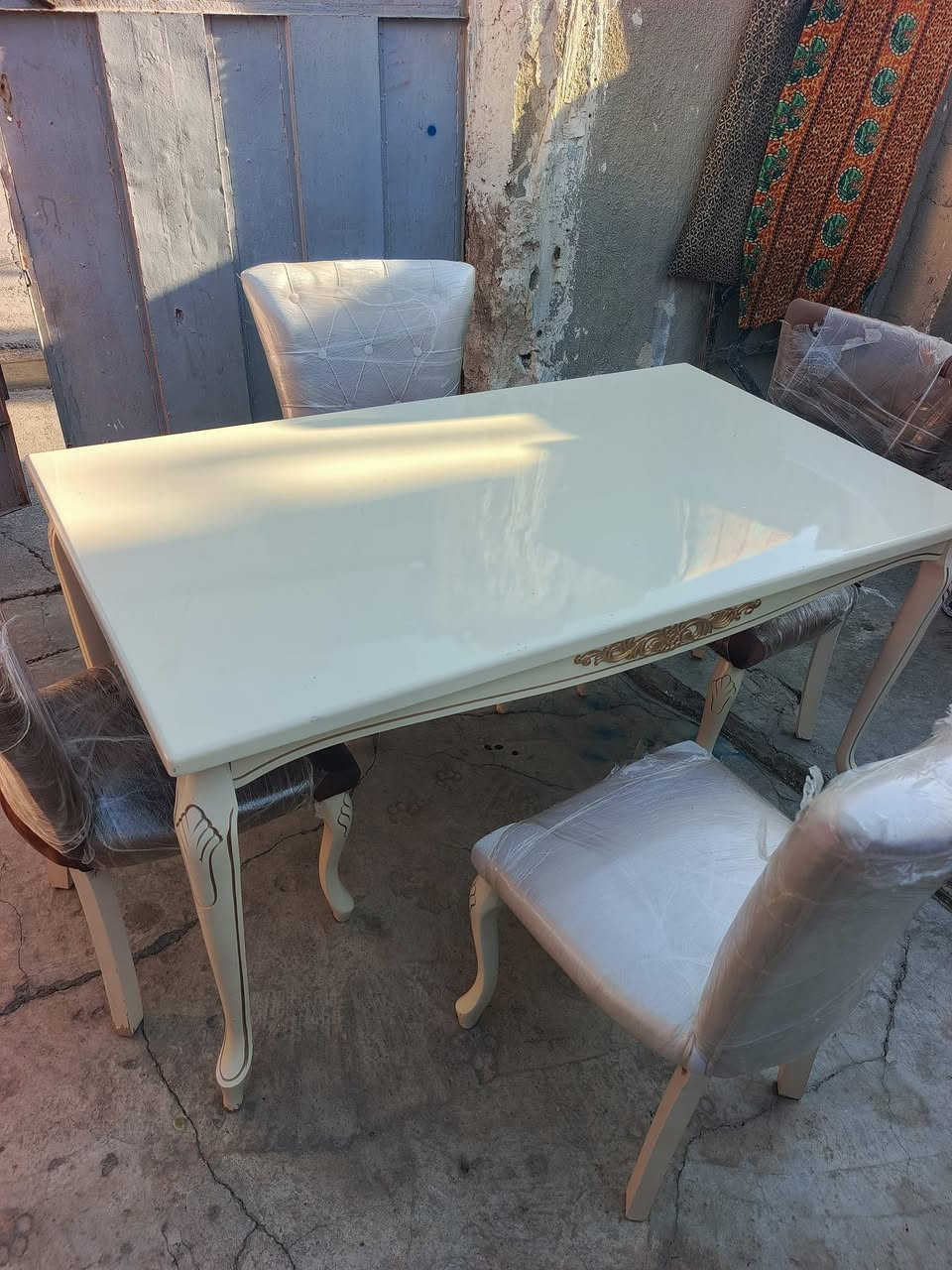 ***********
ميز حيل نضيف وياه 4كراسي سعره 175
