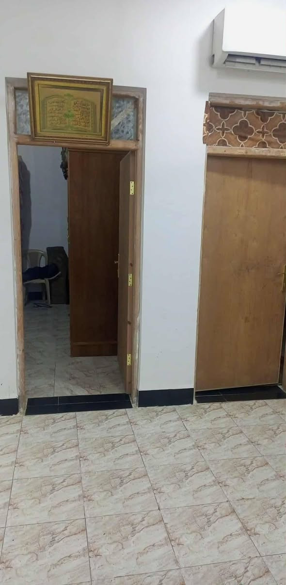 السلام عليكم بيت للبيع ١٥٠ متر اساس وسقف صب مركزي بنا طابوك وبلوك قريب علا شارع العام جاهز لسكن بي غرفتين وصاله ومطبخ واستقبال بنا حديث مكانه سايدين المطار الجديد بين لدخول والخروج مال لمطار لسعر ٥٥ وبي مجال ***********
