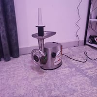 مثرامه لحم كهربائية نضيفه شغاله سعر 50 وبيها مجال للشراي اي استفسار 07...