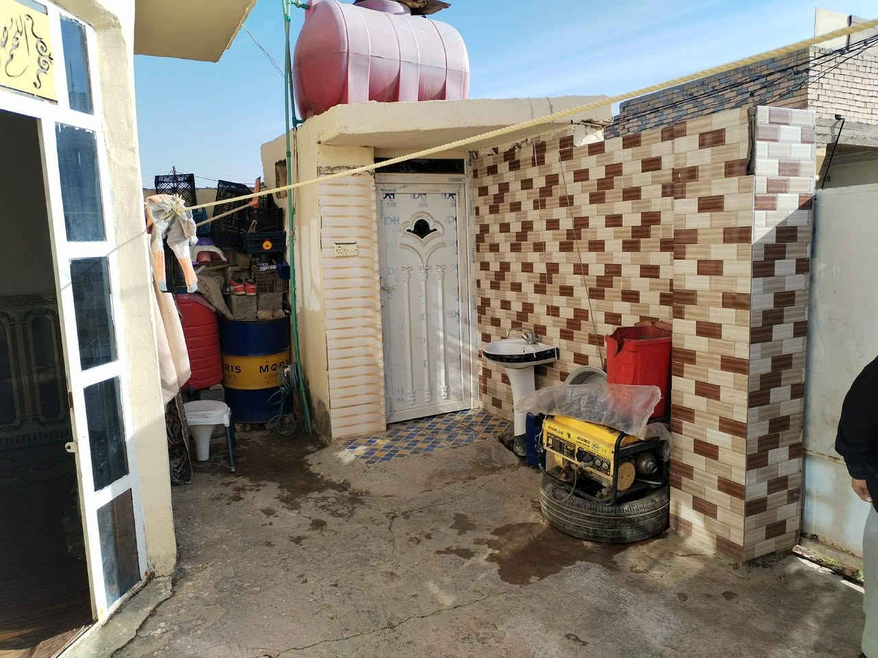 يالله
سلام عليكم دار للبيع منطقه الخماس
المساحه 150م متكون من غرفه نوم 
استقبال صاله مطبخ البيت سيراميك 
صحيات داخليه خارجيه البيت مرتب 
وسعره جدا مناسب  للستفسار مراجعه مكتب 
الرحمن الخماس شارع الرسول محلات سليم خريبط 
او الاتصال على الارقام👇
ابو مؤمل
‏‪***********‬‏
ابو رسول 
***********
