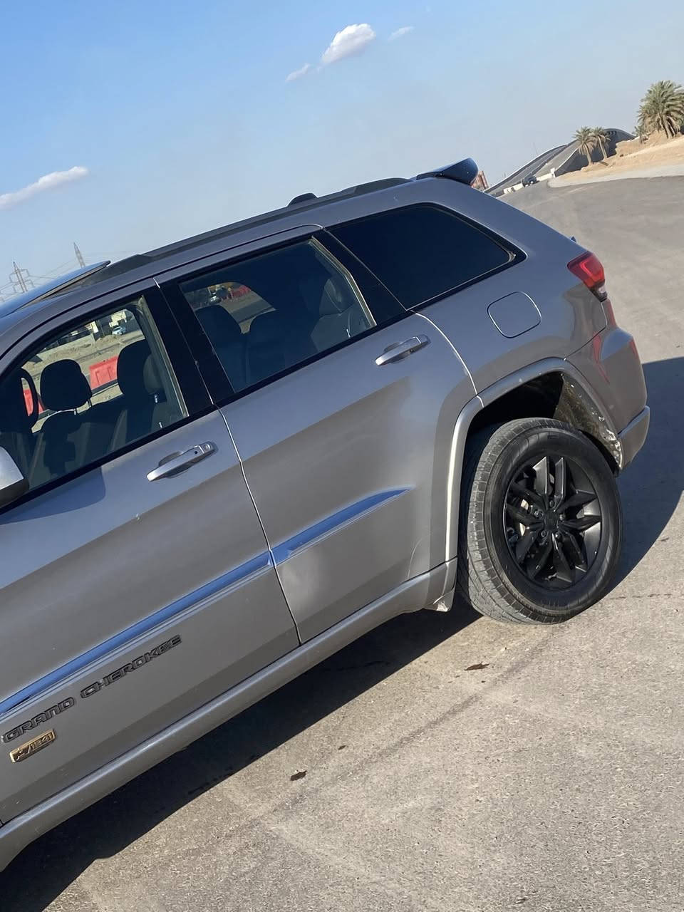 جيب شيروكي ٢٠١٦
ستينيه ماشيه ٧٥ حقيقي
استخدام شخصي 
السياره حادثه بمريكا جاملغ +بنيد 
+باب الي وره السايق سرقه
وهنا صارت بيها طخه بين قوسين ابيع احزام
موصفات 
كامره دواره +حساس
كراسي تدفئه +استيرن
شفتات استيرن
فتحة سقف
تحكمات جهتين
قطعتين تبريد 
صندوق كهربائي
شاشه كبيره
محرك ٣٦٠٠
ملاحظه المحرك بي رواجز 
شباب اقره المنشور قبل الاتصال فدوه 
السعر ١٦٥ وبيها مجال بسيط جدا
مكانه بغداد الدوره شارع ٦٠
الرقم ***********
