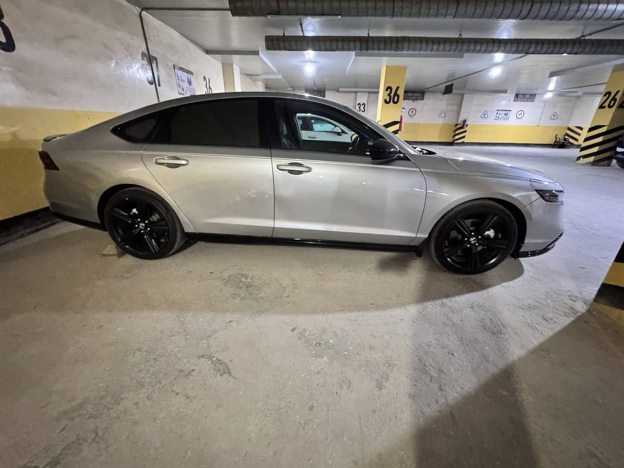 هوندا اكورد هايبرد 24  Sport L
رقم بغداد 
مواصفات فول
جلد
فتحة
تشغيل عن بعد
 وبصمة ابواب
كشن خزن
تحديد مسار
قيادة ذاتية
وبعد هواي مواصفات

الحادث موجود بالمنشور 

بس بارد مابيها اي صبغ 
فقط مكانات مكحله صغيره 
 
ملاحظه
 مابيها شي مبدل 
كله ع وضع الشركه 

ماشية ٢٤ الف كيلو وقابل للزياده 
السعر 205 وبي مجال 

***********
