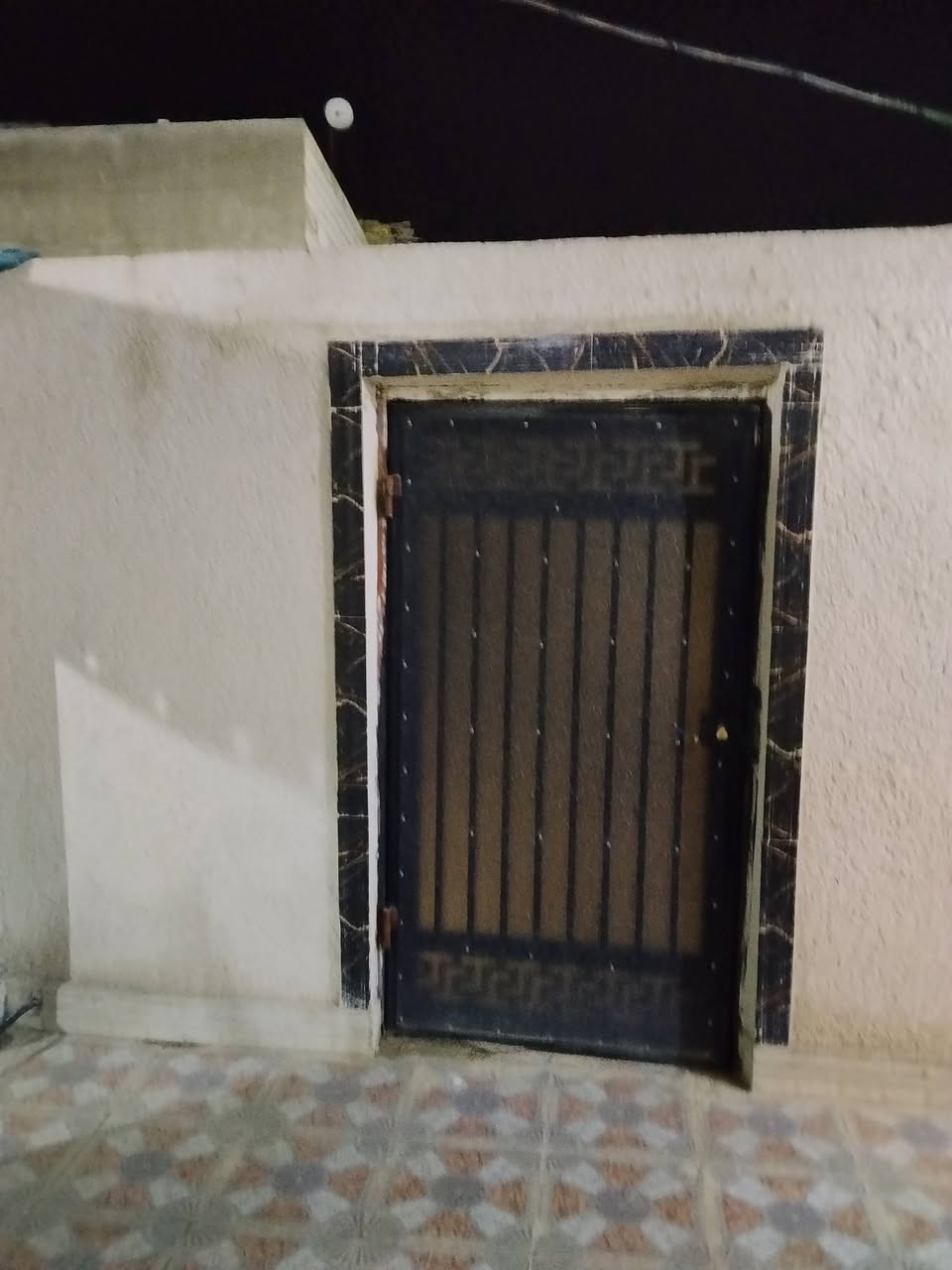 سلام عليكم بيت بحي اعلام مساحته 310 جهاز اثاث جديد قبل شهر مخليه جهاز من كلشي بيت بنيان جديد زراعي سهم مداور ثاني يوم سعر 130 وبيه مجال قليل *********** مراسله عل واتساب
