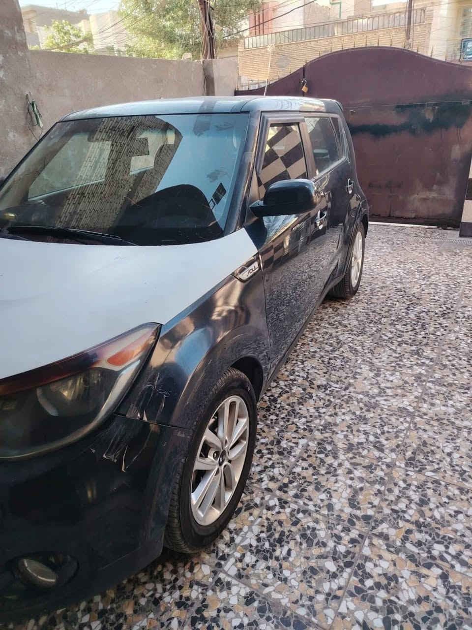 بسم الله الرحمىن الرحيم
من رخصة الادمن المحترم 

كيا صول رقم سليمانيه موديل 2017 مواصفات ستاندر المتعارف عليه السياره وكل تفاصيلها موجوده بالصور اسفل المنشور تريد تحويل تريد وكاله بخدمتك السياره وارد أمريكي ضرر بنيد ودعاميه بدون ايرباك مكفوله من ناحية الشاصي والباركيت ومكفوله من الايرباكات مكينه السياره 2000 جي دي آي مكان السياره بغداد البلديات 
رقمي للشراي فقط *********** حيدر 

السعر المطلوب بالسياره 135 ورقه وبيها مجال للشراي 

اؤكد شرط الفحص والتحويل
