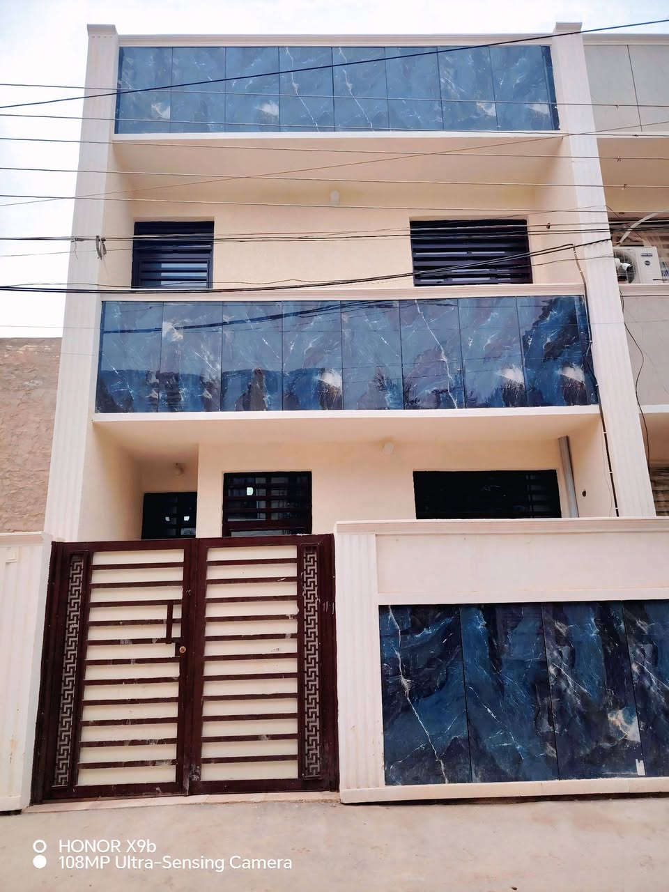 بسعر مناسب جدا 

مشتمل  50 متر.  
طابو صرف 
حديث بناء 2025
طابو ملك صرف 
منطقه الانتصار مقابيل مستشفى حماد شهاب قبل مرور 
الحسنييه 
واجهه 5

مدخلين استقبال ومطبخ
وخدمات صحيه ومنور.
الطابق الثاني غرفه. نوم واحدة
وبيتونه 

عرض الشارع 8 خدمات كامله مي  كهرباء تبليط 
مكتب الظرغام للعقار
***********سيد حيدر
*********** سيد حيدر
