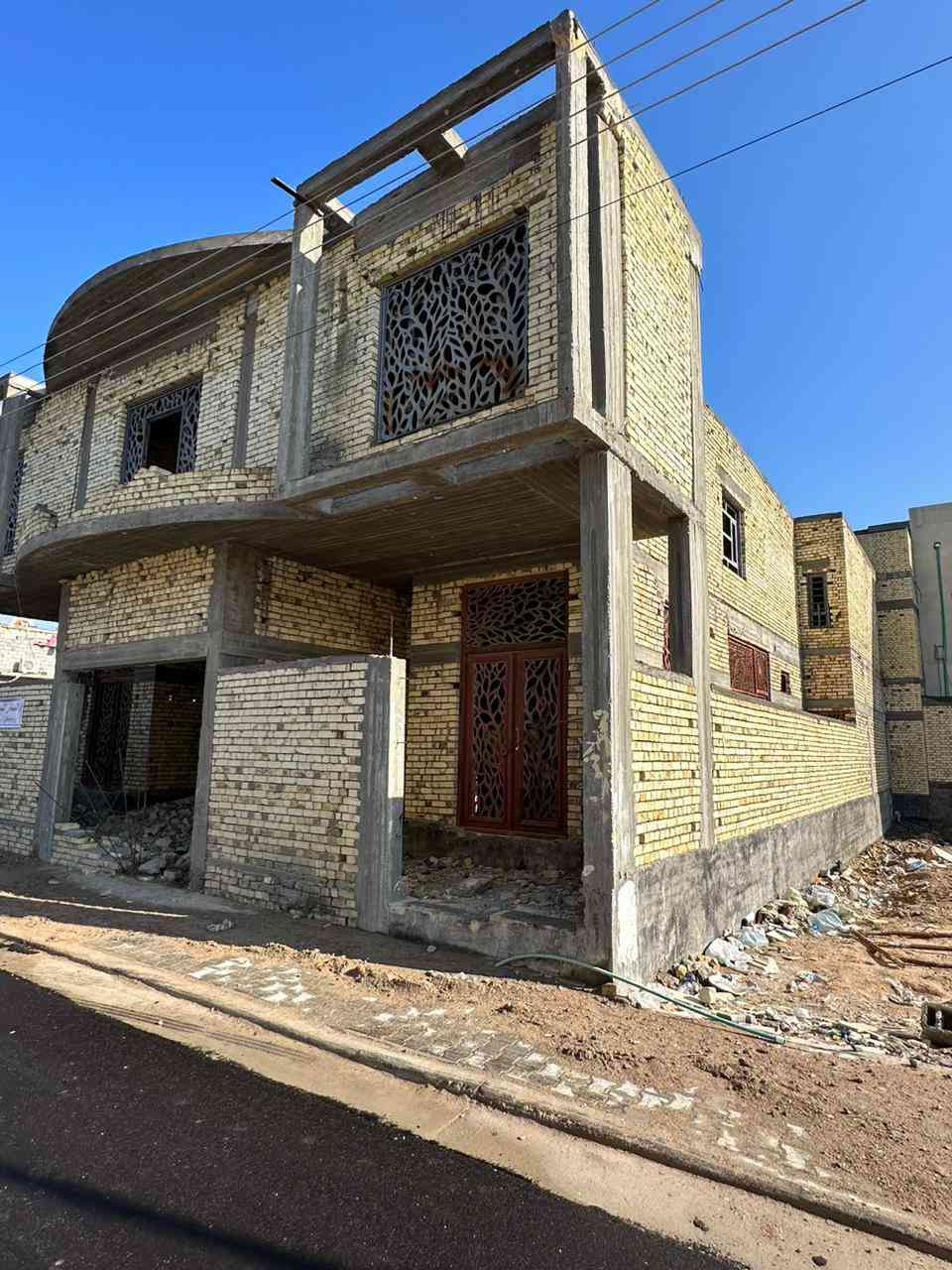 بيت طابو صرف في البصره قبل شارع السنيديه بعد محلات العامري والشيتي للتمور بالشارع الفرعي وهو الشارع الوحيد تاسع فرع بصف البتلو (مساحته 270م2) بأسمي لا زراعي ولا وقف ولا بلديه طابو 25 طابقين🫴 الطابق الارضي 🫴قسمين🫵 نص مستقل اكبر من الشقه صاله وغرفتين منام ومطبخ ومنور جانبي ومنور خلفي وهول وخزانه بالسقف كونكريت 👌الجزء الثاني عباره عن صاله ومطبخ ومنور جانبي وغرفة نوم واحده وحمام ودرج دائري ☝️ الطابق الأول (الفوق ) 👌عباره عن صاله مفتوحه ومنور خلفي و6 غرف منام ومطبخ وحمام بعدها درج دائري ☝️ للسطح .. 
الأساس رفد كونكريت  وعرضه 3 طابوقات بعد الرفد وليس طابوقه كما متعارف بالبناء مع ٢٦ دنكه مسلحه صاعده من الأساس إلى الطابق الأرضي ثم ١٤دنكه صاعده إلى الدور الثاني ... البناء طابوق عماره والحديد أوكراني المنشأ الأصلي ..  بيت عمر ... باقي تشطيب فقط ابواب وشبابيك الطابق الارضي من النوع الثقيل وسي أن سي السعر 🫴 *********** للجاد بالشراء ويسأل عن سعر المتر في المنطقه أراوس في بيت جاهز للسكن لائق مع الفرق المادي نقد  في أي مكان بمركز المدينه ..
