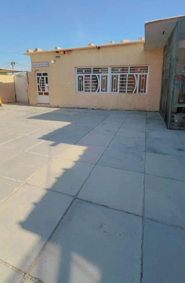 السلام عليكم. بيت  تجاوز في منطقه جكوك مجمع قمر بني هاشم مساحته ٣٥٠ يحتوي ع ٦ غرف ٤*٤
مع استقبال كبيره مساحتها ١٢*١٠
يحتوي ع طرمتين كبيره وصغيره مع حمامات خارجيه وداخليه ومطبخين
 بيت صب الارضيه كاشي نظيف  
للاستفسار ***********
