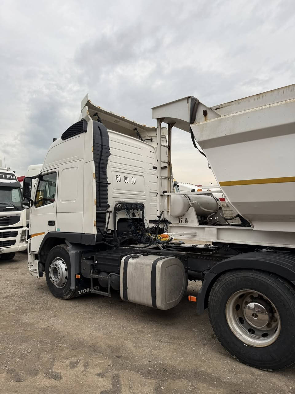 السلام عليكم 

للبيع فالفو FM نساف 

موديل 2012

حجم المحرك:480

نوع القلاب:ابو حيدر حداد اربع 4️⃣
    دناكير دبل تاير 

كير اوتوماتيك 

بودي 22 متر

السياره موجود في معرض عادل 

عنوان كركوك مقابل جسر واحد حزيران 

***********
