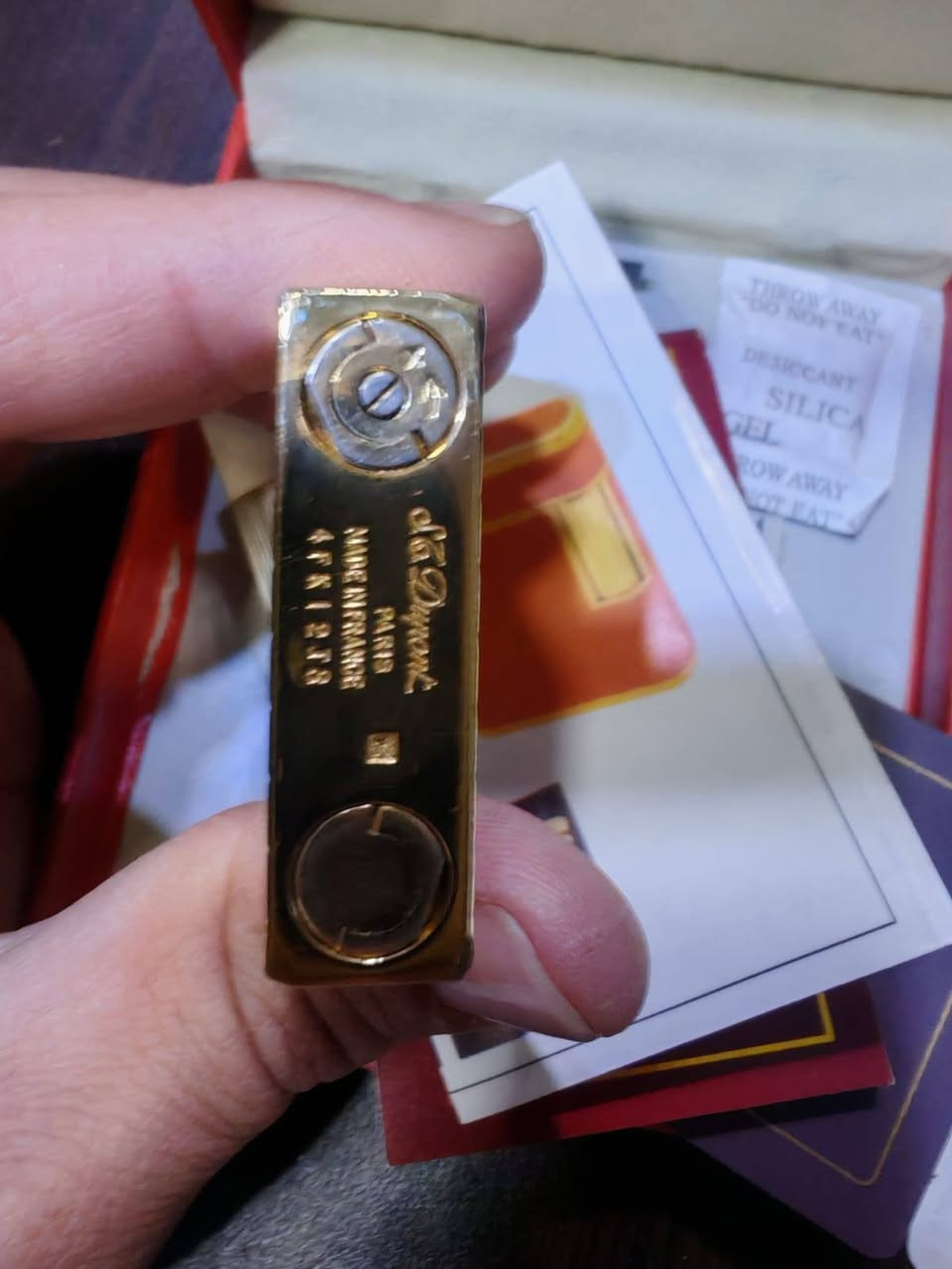 للبيع: قداحة S.T. Dupont كلاسيكية أصلية (Full Set)
المواصفات التفصيلية:
​الماركة: إس تي ديبون (S.T. Dupont) - صناعة فرنسية فاخرة.
​الموديل: Ligne 1 - الحجم الكبير (Large Model).
​الطلاء: مطلية بذهب حقيقي سماكة 20 ميكرون، مع وجود ختم المصنع (Hallmark) الأصلي في القاعدة.
​النقشة: نقشة المربعات الكلاسيكية (Grid Pattern) المذهبة بالكامل.
​الرقم التسلسلي: (4FK12J8) محفور يدوياً، مما يؤكد أصالة القطعة.
 بسعر مميز للجادين فقط 0775890808


**إذا كنت صاحب هذا الإعلان وتريد حذفه لأي سبب، رجاءا أرسل رسالة إلى الدعم الفني**