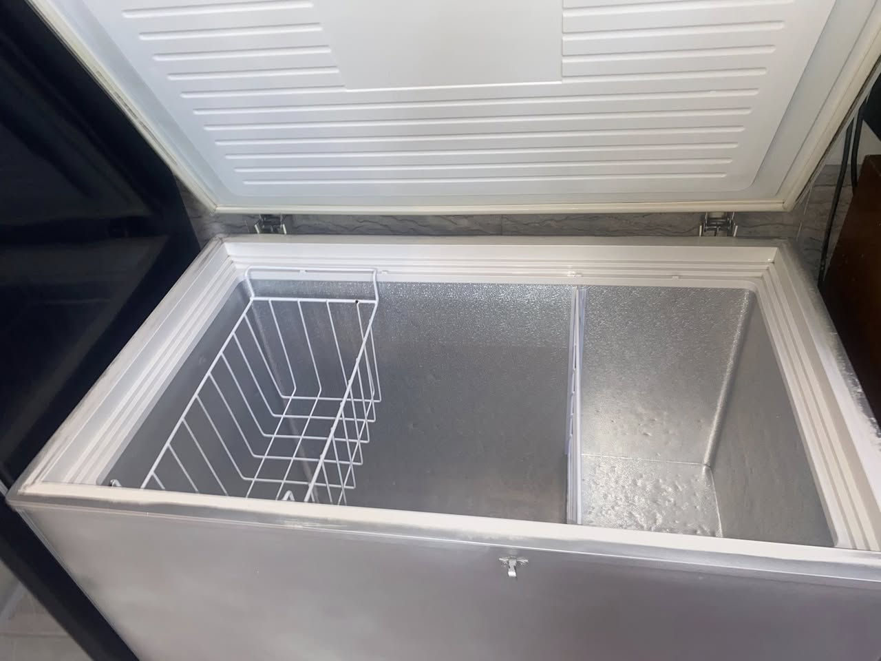 مجمدة للبيع نظيفه عطل فقط الماطور شركه دولفين لكن مصبوغه سلفر تواصل مع هذا رقم(***********) يحتوي على واتساب
