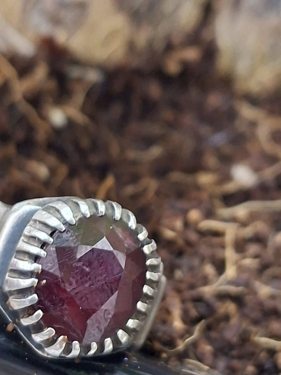 ياقوت رماني
خاتم بحجر الياقوت الأفريقي
صياغة ثقيلة 
بغداد _ القاهرة
السعر خاص لطفا
***********
