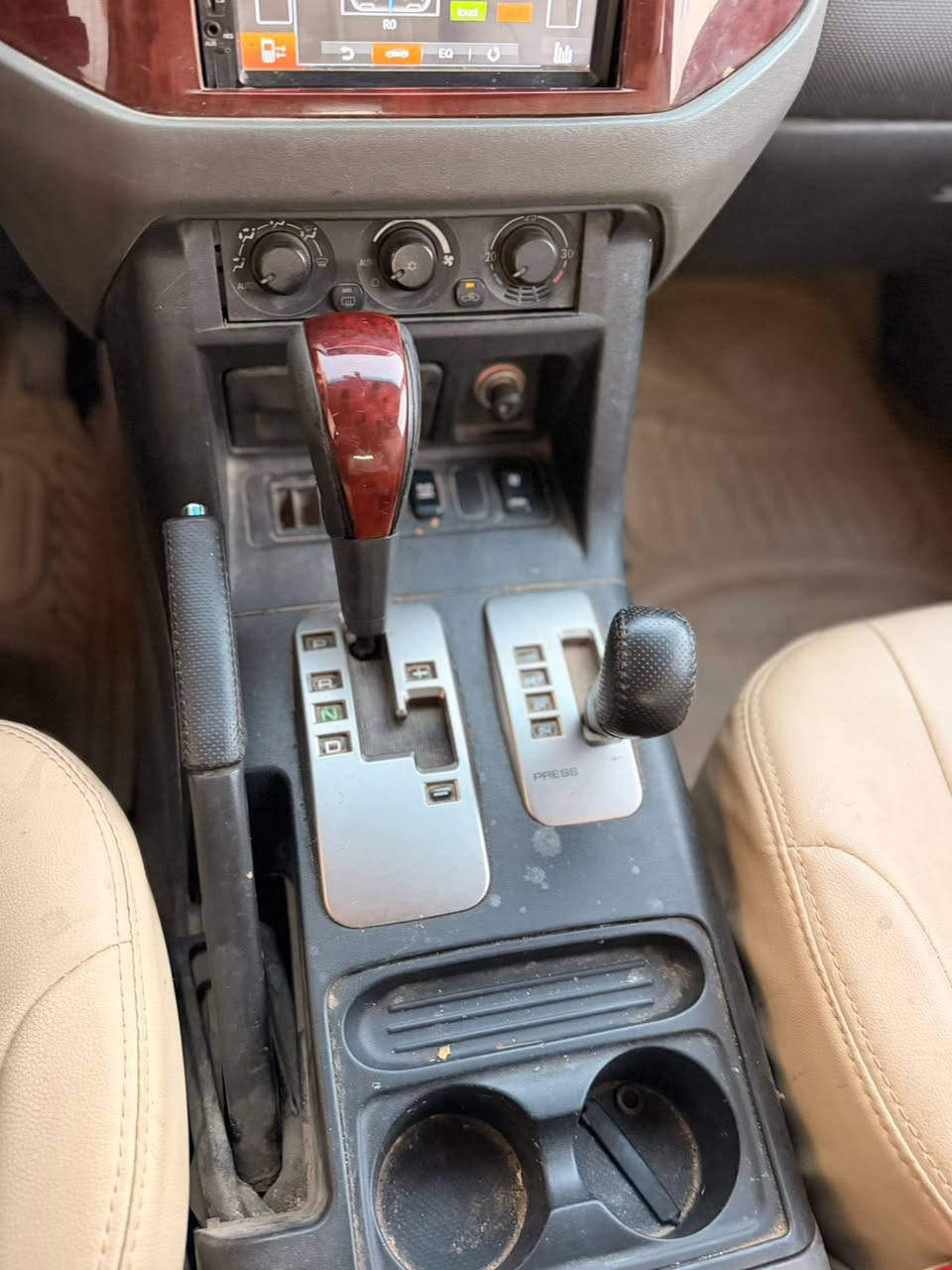 السلام عليكم باجيرو موديل 2003 مكينه 3000 مرغوبه. سياره كفاله عامه سياره اي نقص ما بيه احله من صور السعر 68 بيه شي بصيط. رقم واسط  ناشر سونار بغداد البلديات *********** فقط نتصال
