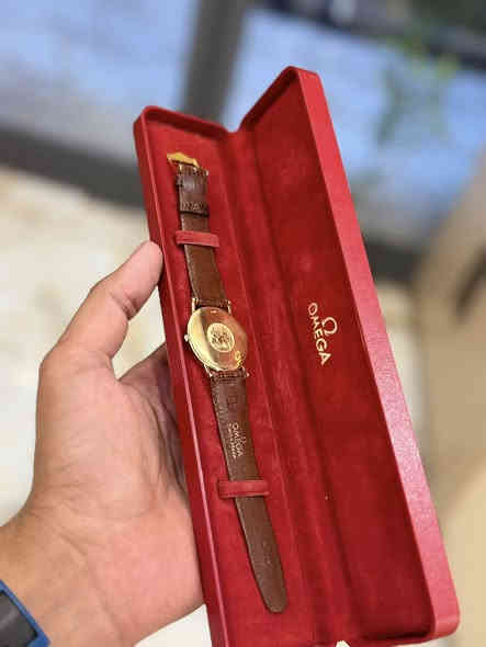 اكتشف قطعة من الفخامة السويسرية على معصمك! ⌚

ساعة أوميغا دي فيل بريستيج... حيث تلتقي الأناقة الكلاسيكية مع قيمة الذهب الأصيل. تمتاز بعلبة وسوار من الذهب الصب عيار ١٨ قيراطاً، مما يمنحها متانة وبريقاً استثنائياً.

✨ المواصفات الرئيسية:

· العلامة: أوميغا (Omega) - إرث سويسري من الدقة.
· الموديل: دي فيل بريستيج (De Ville Prestige).
· المادة: ذهب صب عيار ١٨ قيراطاً (ليس طلياً أو صفائح).
· الحزام: جلد تمساح بني فاخر.
· القطر: 32 ملم (مقاس رشيق وأنيق).
· مقاومة الماء: حتى 30 مترًا.
· ضمان الأصالة: السوار أصلي ومختوم، مع العلبة الأصلية.

📍 للتواصل والاستفسار والطلب:

· الموقع: واسط - الكوت
· الهاتف / الواتساب: ***********
